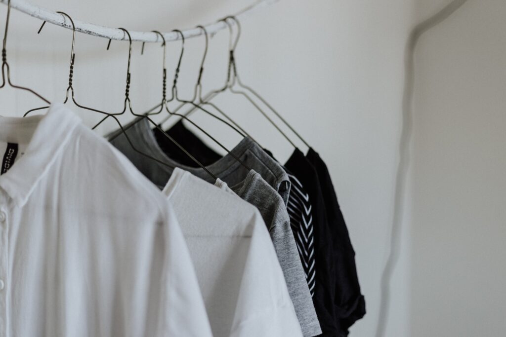Comment adopter le style minimaliste : conseils pour un dressing épuré et intemporel